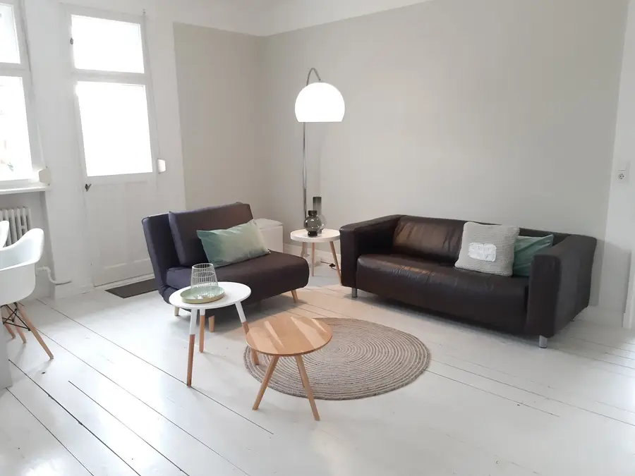 Wohnzimmer der 50 qm Wohnung mit Ledersofa und Couchtisch
