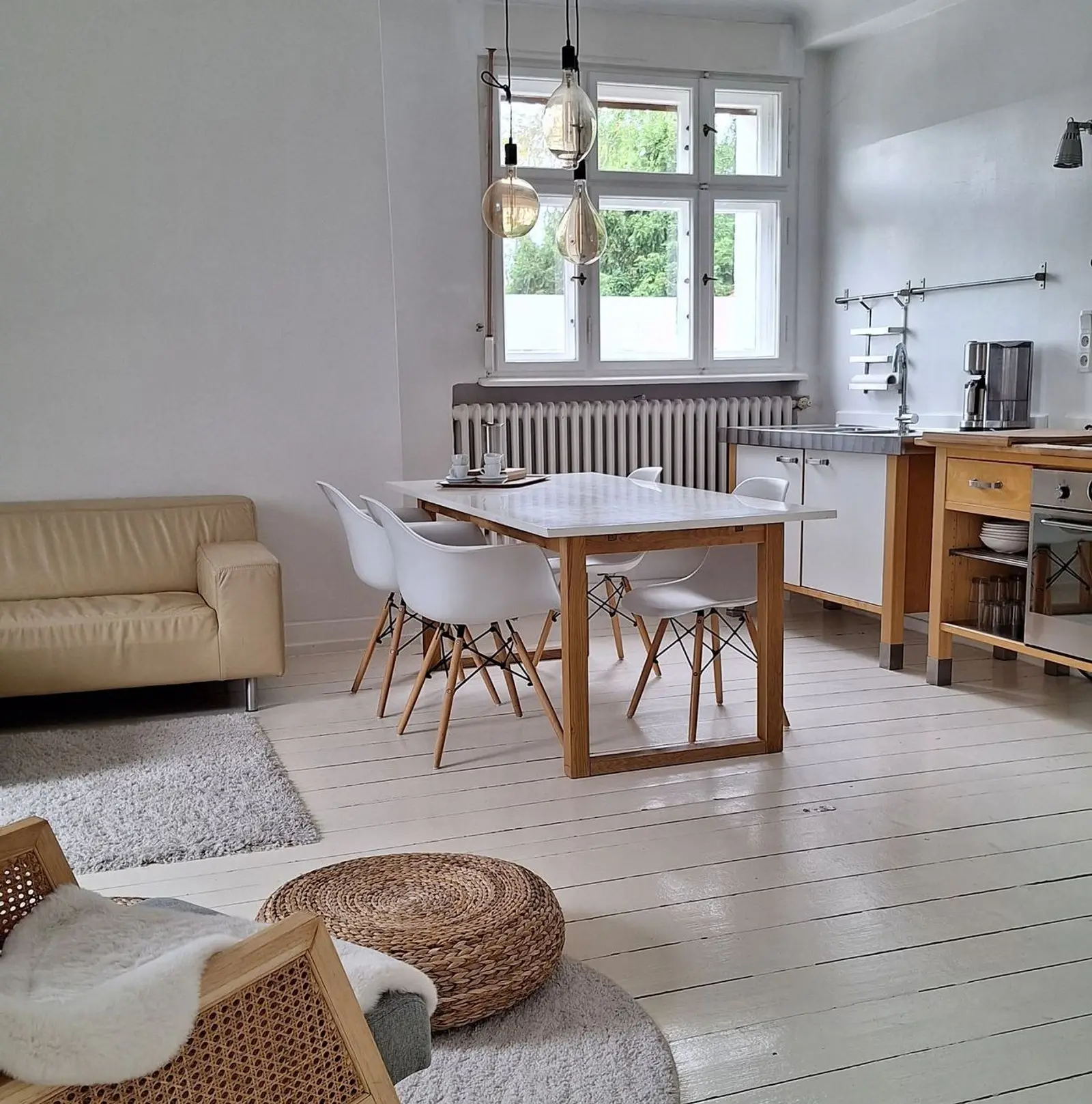 Wohnraum der 65 qm Wohnung mit Esstisch, Stühlen und Sofa